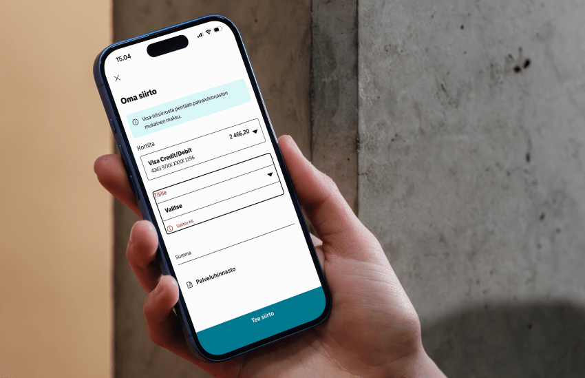 Käsi pitelee älypuhelinta, jossa näkyy pankkisiirtolomake